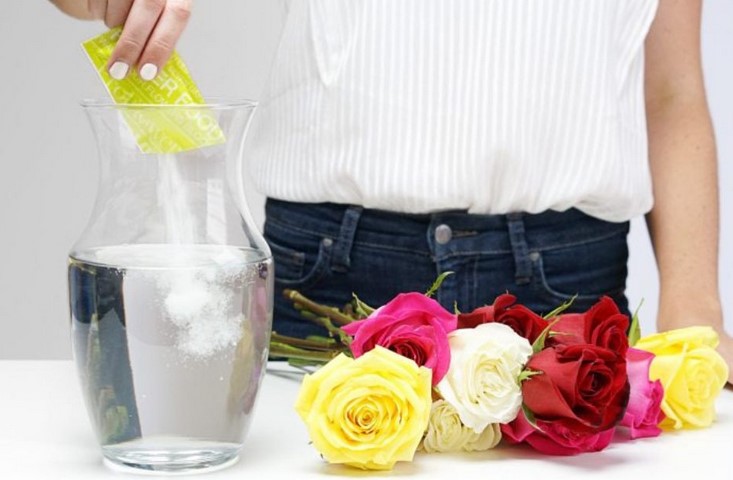 Does sugar help wilting flowers?